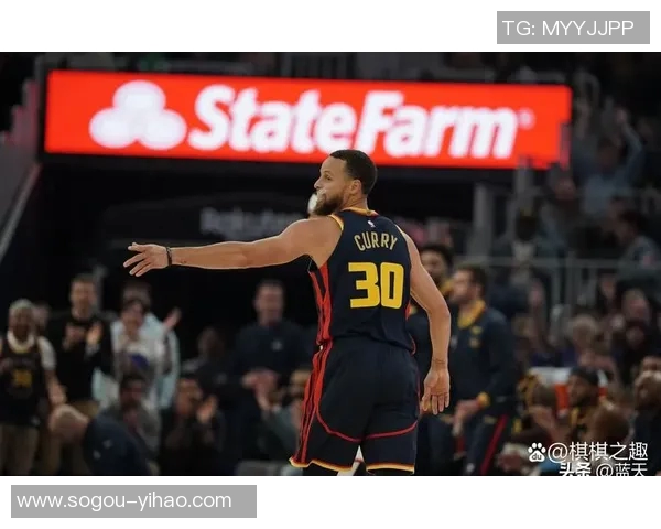 库里轻松发挥全场12投6中贡献14分5助攻巧妙吸引防守展现团队配合魅力